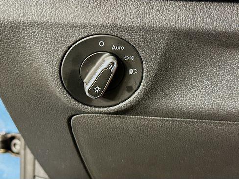 Used 2025 Volkswagen Jetta SE FWD image 17