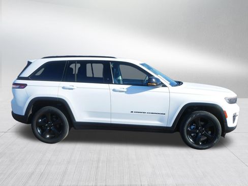 Used 2023 Jeep Grand Cherokee Limited w/ Black Appearance Package image 8