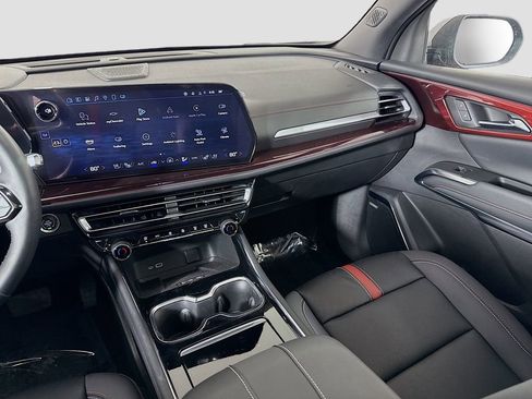 Used 2025 Chevrolet Traverse RS image 24