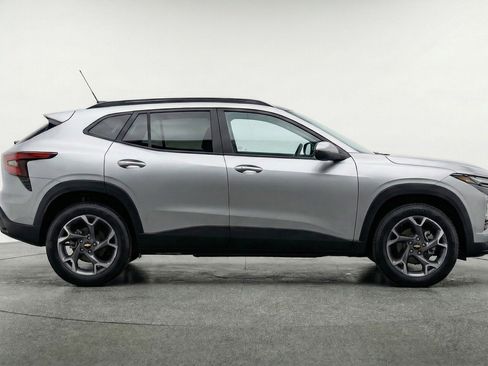 Used 2025 Chevrolet Trax LT image 11