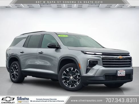 Used 2025 Chevrolet Traverse LT w/ Sun and Wheel Package FWD image 1