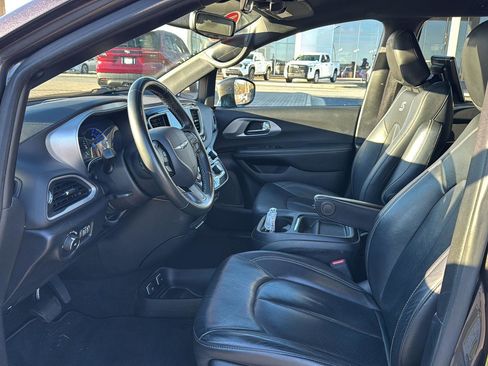 Used 2020 Chrysler Pacifica Touring-L w/ S Appearance Package image 8