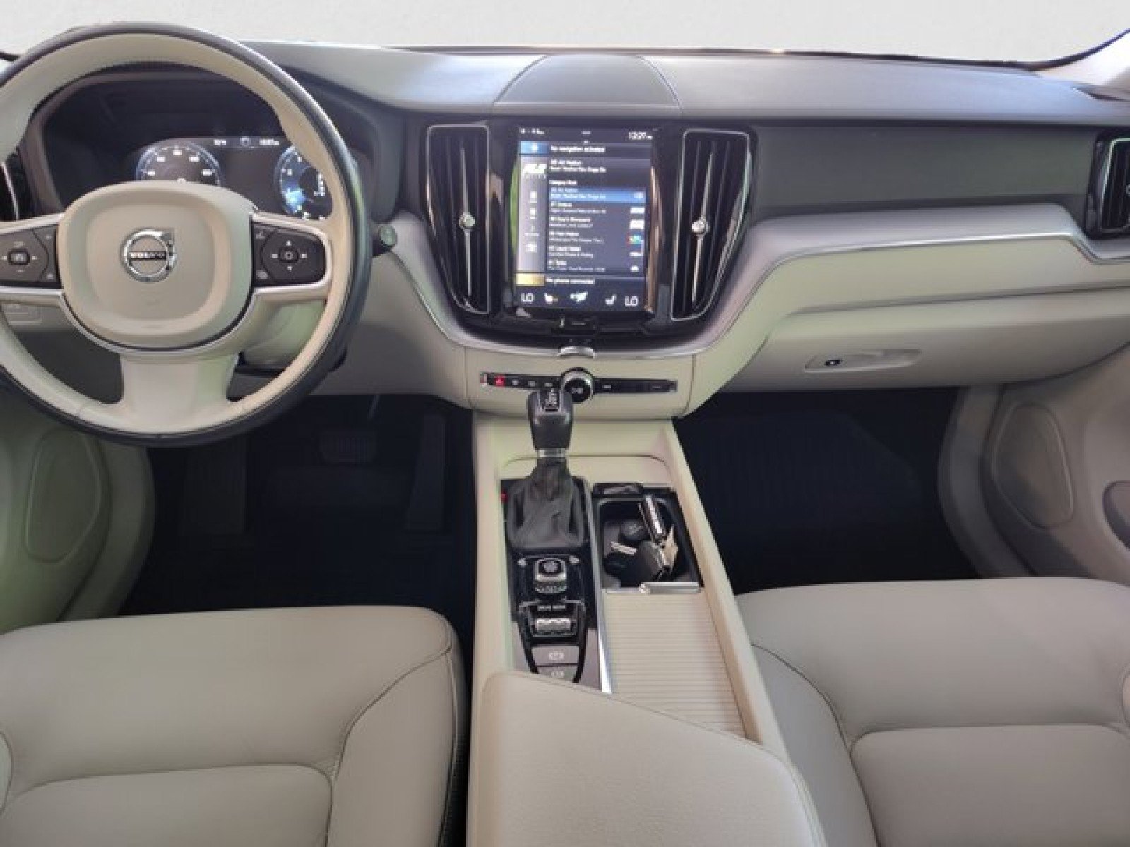 Used 2020 Volvo XC60 T5 Momentum w/ Protection Package Premier AWD/4WD image 13