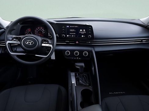 Used 2021 Hyundai Elantra SE image 29