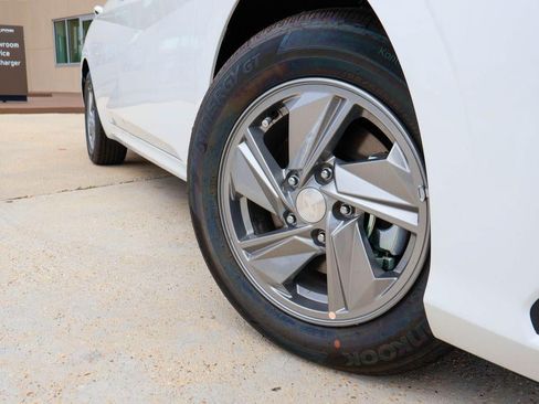 New 2026 Hyundai Elantra SE FWD image 31