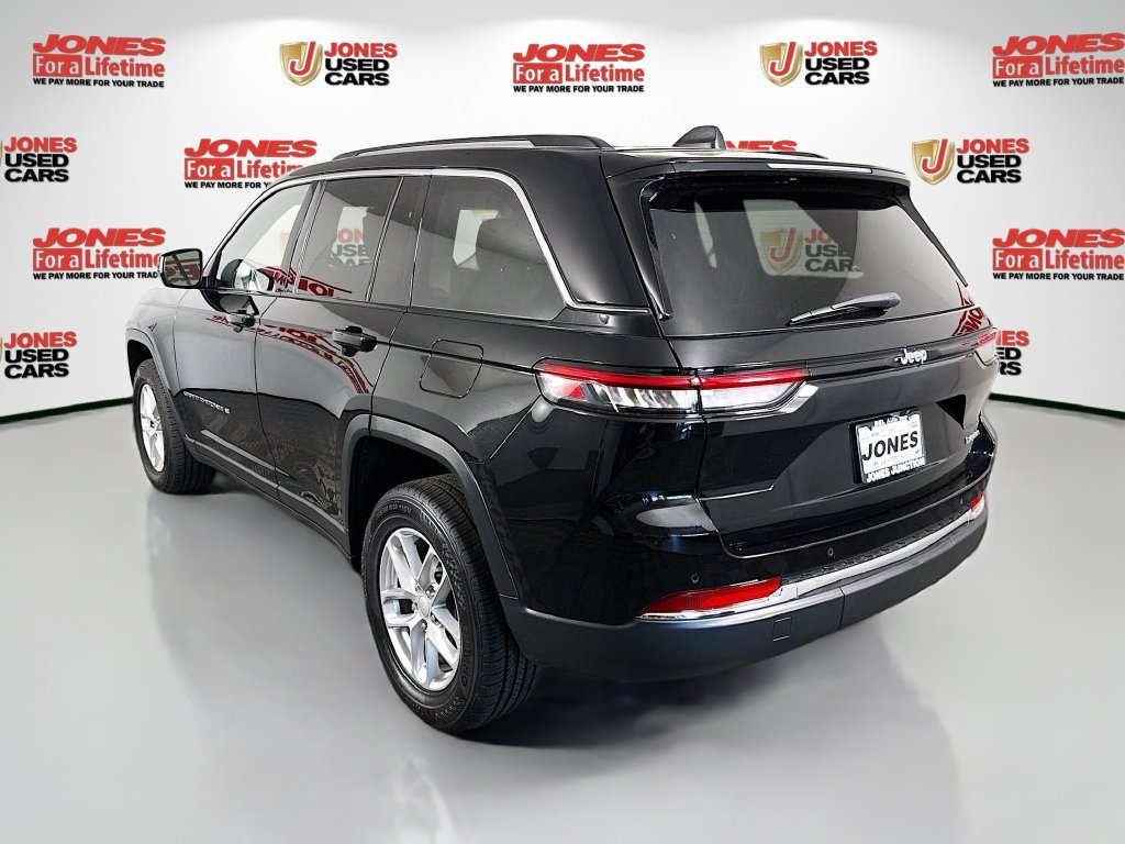 Used 2023 Jeep Grand Cherokee Laredo AWD/4WD image 2