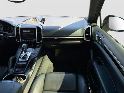 Used 2018 Porsche Cayenne S Platinum image 18