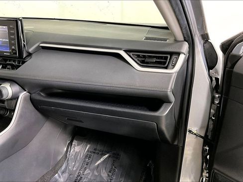 Used 2020 Toyota RAV4 LE image 16