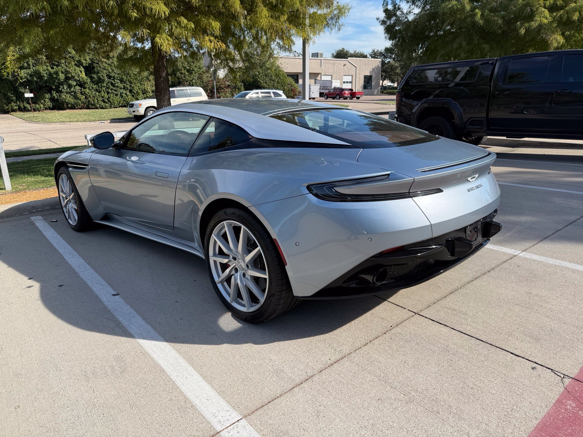 Used 2018 Aston Martin DB11 V12 RWD image 3