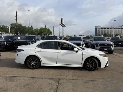 Used 2024 Toyota Camry SE image 4