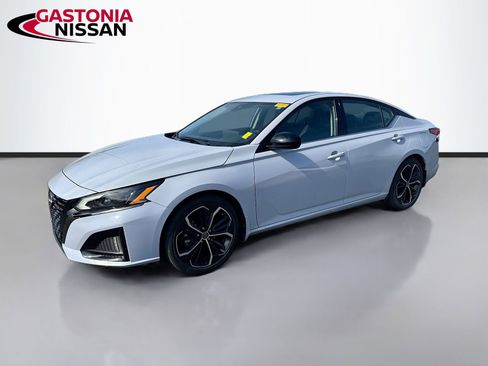 Used 2023 Nissan Altima 2.5 SR w/ SR Premium Package image 3