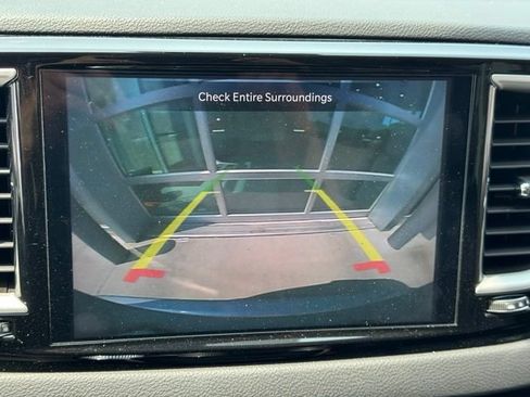 Used 2024 Chrysler Pacifica Touring-L FWD image 4