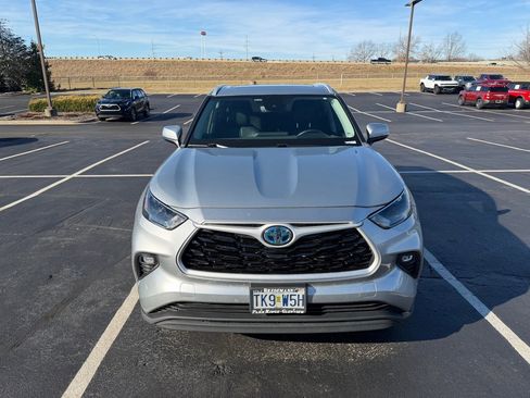 Certified 2023 Toyota Highlander XLE image 8