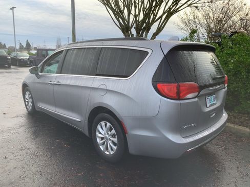 Used 2017 Chrysler Pacifica Touring-L image 2