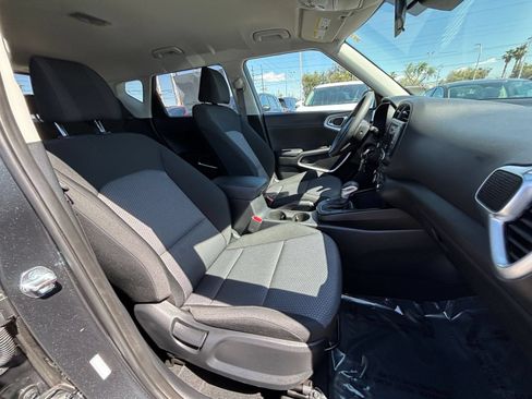 Used 2025 Kia Soul LX w/ LX Technology Package FWD image 35