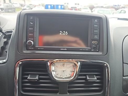 Used 2014 Chrysler Town & Country Touring image 15