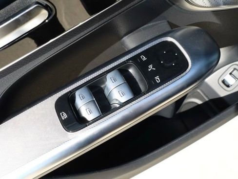 Used 2025 Mercedes-Benz GLC 300 4MATIC image 25