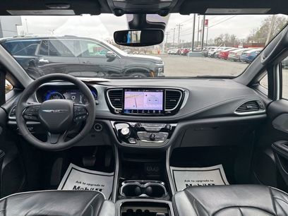 Used 2025 Chrysler Pacifica Limited