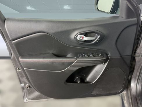 Used 2015 Jeep Cherokee Trailhawk w/ Comfort/Convenience Group AWD/4WD image 12