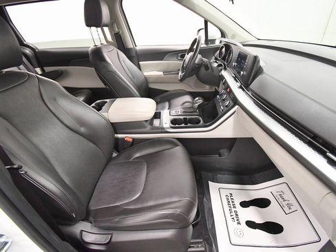 Certified 2024 Kia Carnival LX image 15