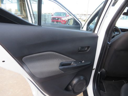 Used 2020 Nissan Kicks S image 18