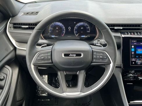 Used 2023 Jeep Grand Cherokee Altitude AWD/4WD image 10