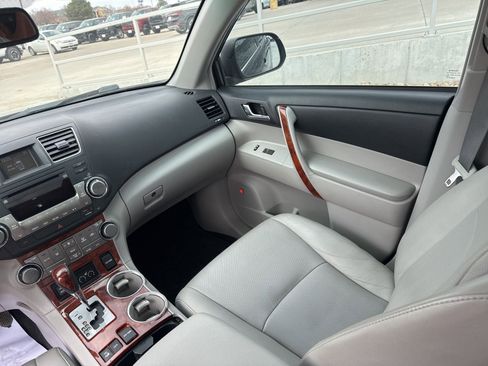 Used 2012 Toyota Highlander Limited w/ Tow Pkg image 26
