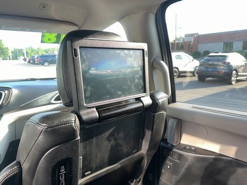 Used 2018 Chrysler Pacifica Touring-L Plus FWD image 16