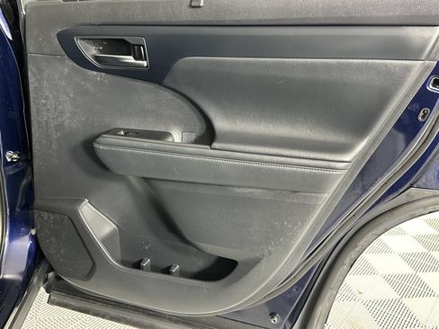 Used 2021 Toyota Highlander XLE FWD image 32