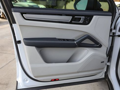 Certified 2023 Porsche Cayenne Platinum Edition image 32