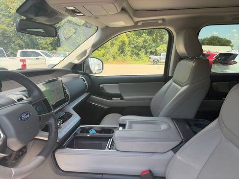 Used 2025 Ford Expedition Active AWD/4WD image 16