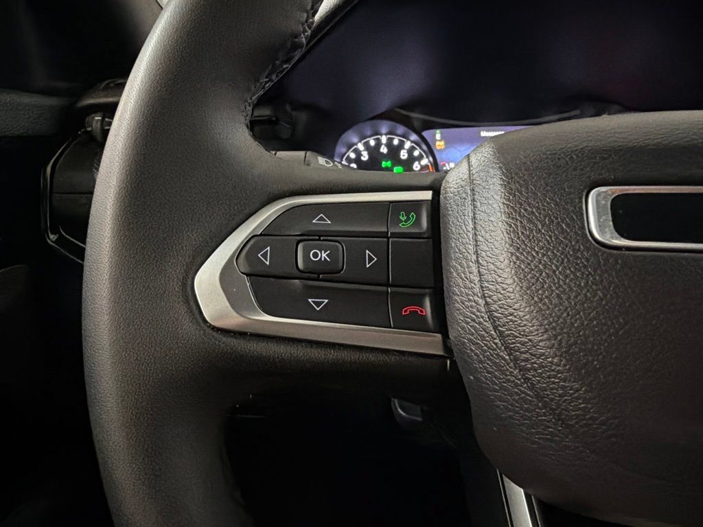 Used 2025 Jeep Compass Latitude w/ Convenience Group AWD/4WD image 26