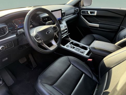 Used 2022 Ford Explorer XLT w/ Equipment Group 202A image 10