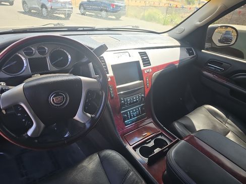 Used 2011 Cadillac Escalade Luxury AWD/4WD image 11
