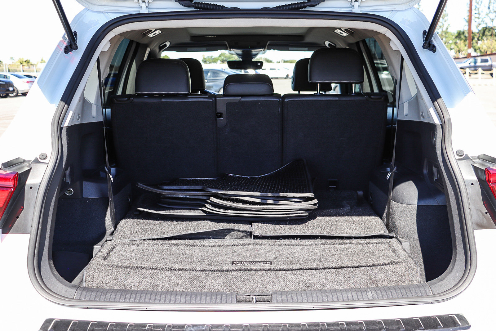 Used 2023 Volkswagen Tiguan SE w/ Panoramic Sunroof Package FWD image 26