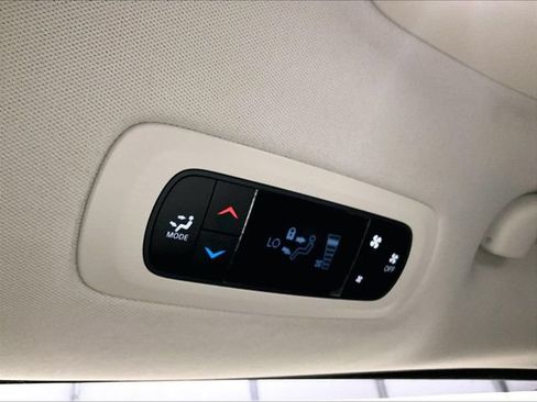 Used 2017 Chrysler Pacifica Touring FWD image 33