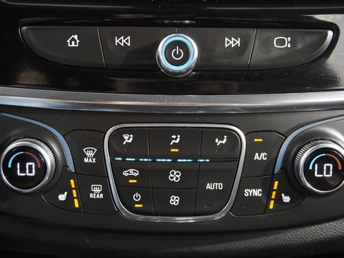Used 2020 Chevrolet Traverse LT w/ Driver Confidence II Package AWD/4WD image 23