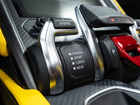 Used 2022 Lamborghini Urus image 73