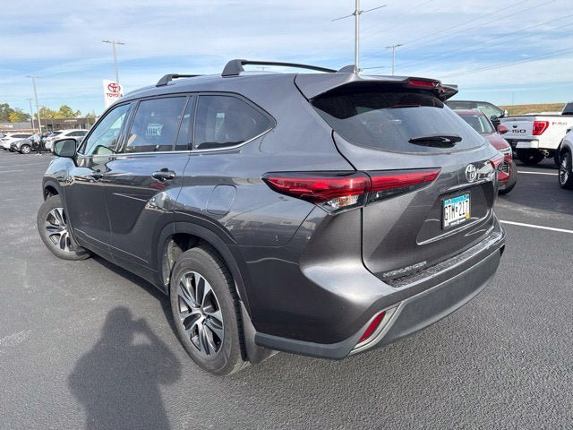 Used 2021 Toyota Highlander XLE AWD/4WD image 3