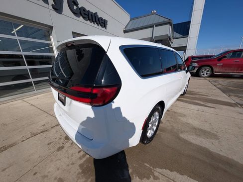 Used 2024 Chrysler Pacifica Touring-L image 5