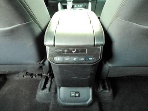 Used 2023 Toyota Highlander LE FWD image 29