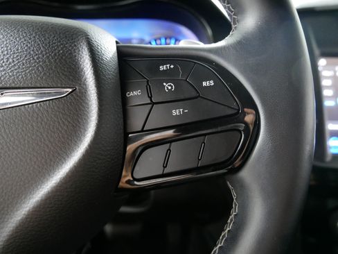 Used 2018 Chrysler 300 S AWD/4WD image 28