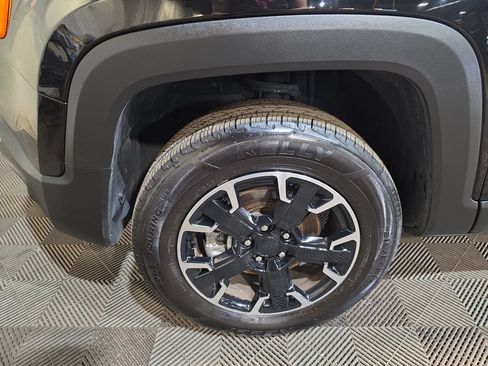 Used 2023 Jeep Renegade Latitude AWD/4WD image 18
