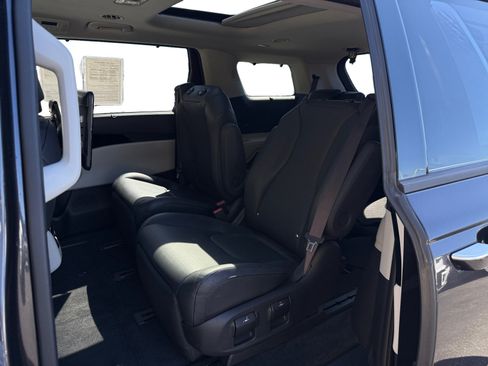 Used 2022 Kia Carnival SX Prestige FWD image 16