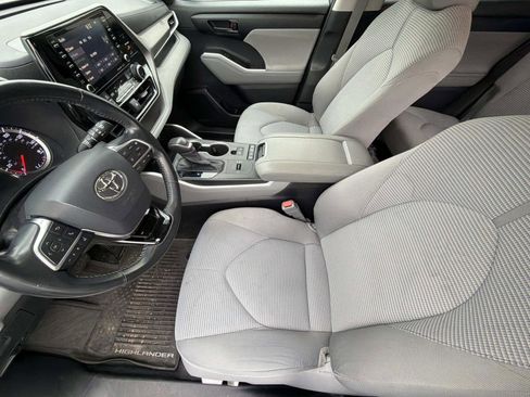 Used 2021 Toyota Highlander L image 3