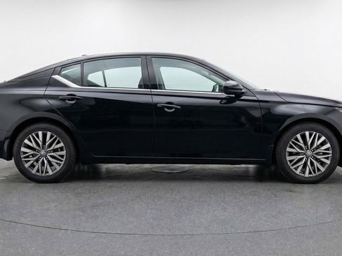 Used 2025 Nissan Altima 2.5 SV image 9