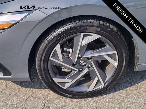 Used 2025 Hyundai Elantra Limited FWD image 8
