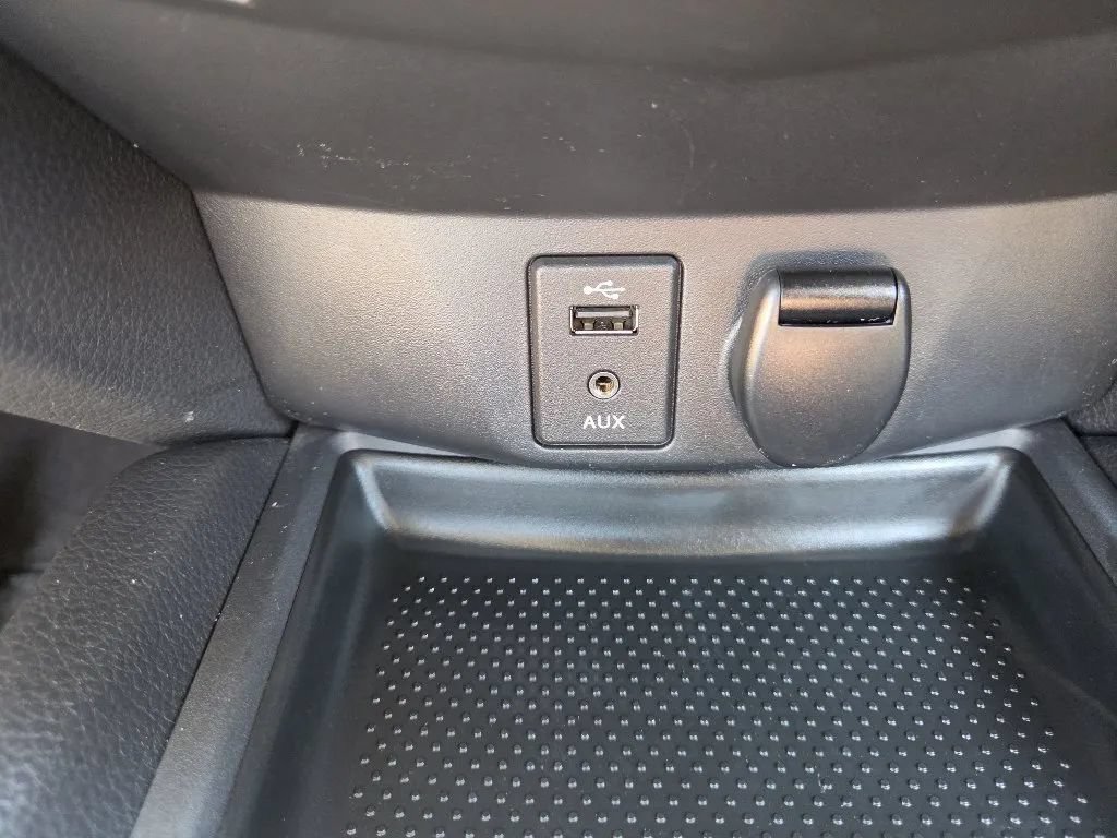 Used 2015 Nissan Rogue S FWD image 32