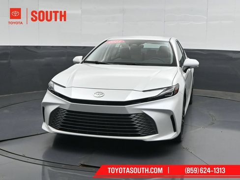 Used 2025 Toyota Camry XLE AWD/4WD image 5