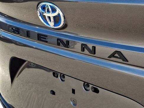 Used 2023 Toyota Sienna XLE FWD image 30
